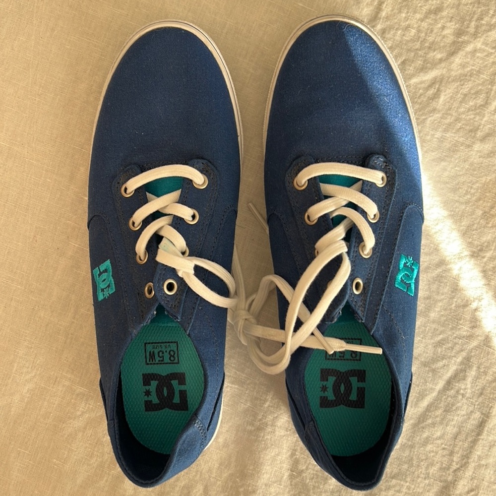 DC Women’s skateboard shoes sz 8.5W